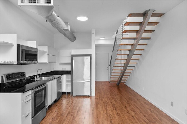 Building Photo - 690 SW 1st Ct Unit PHII08 Rental
