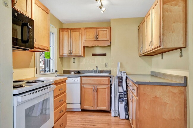 Photo - 704 Compton St