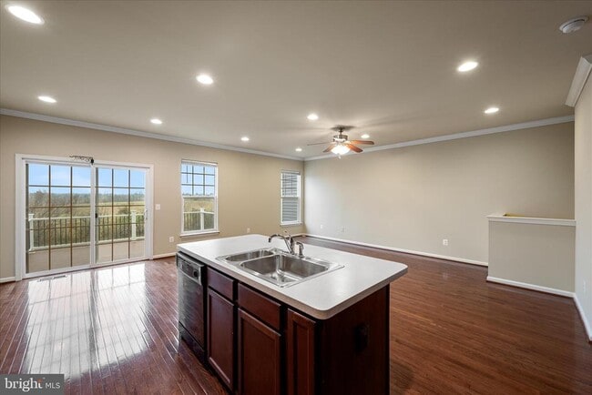 Photo - 105 Domino Ct