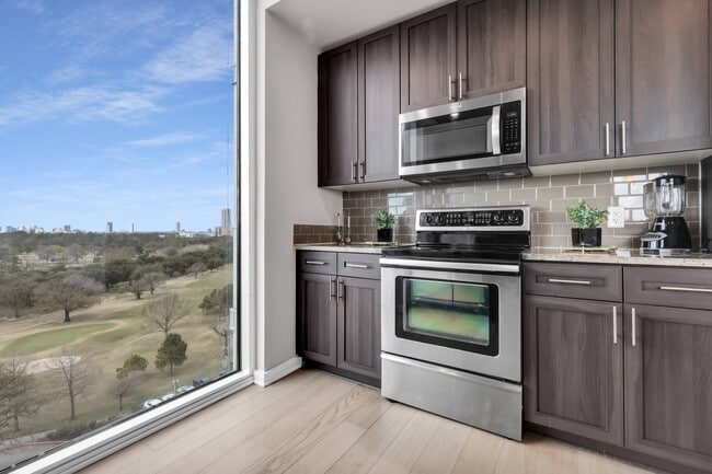 Allure Hermann Park | Cocina con vista a la ciudad - Allure Hermann Park at Med Center