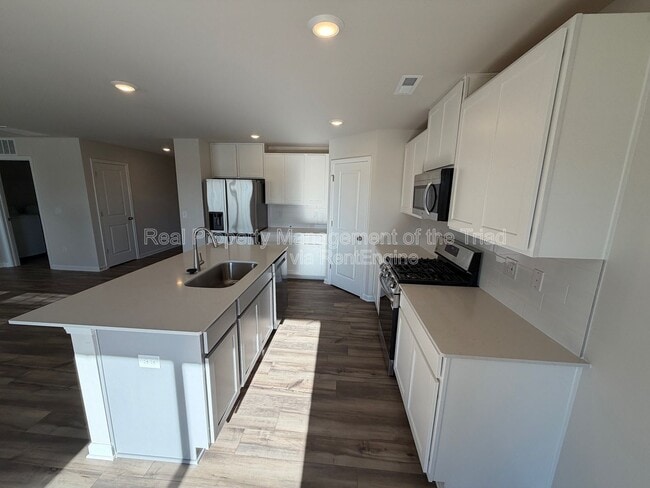 Photo - 329 Kingscote Wy