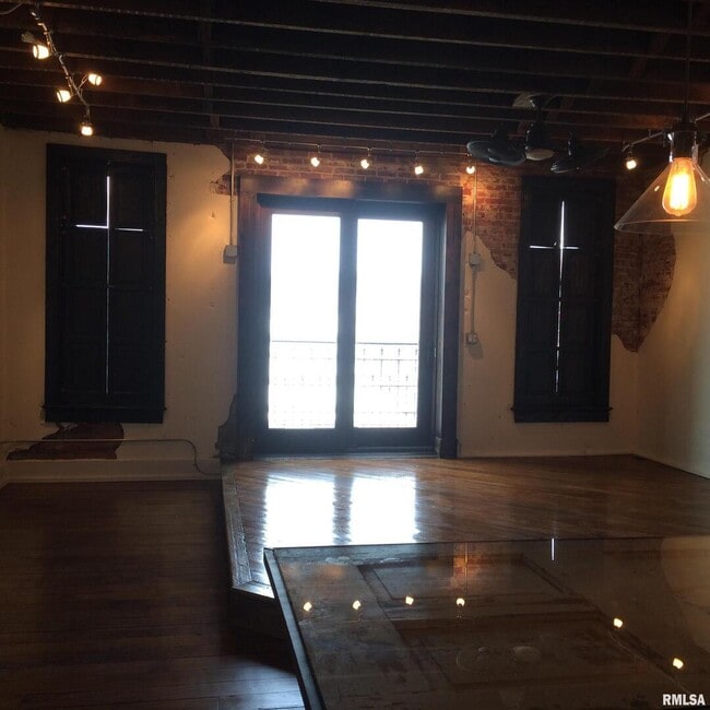 Photo - 106 N Main St