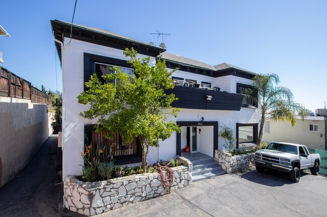 Building Photo - 1918 Grace Ave