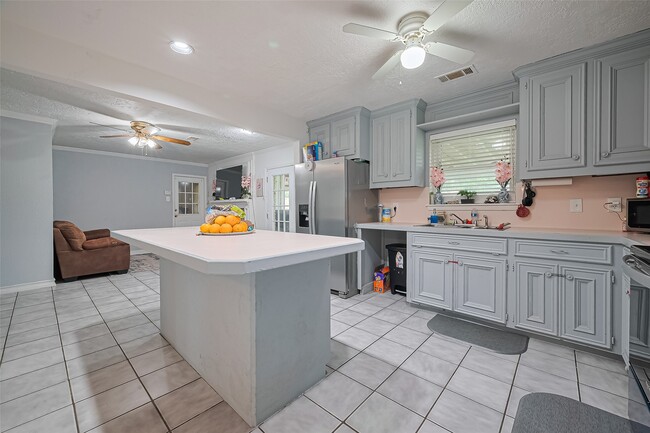 Building Photo - 13351 Oak Leaf Ln