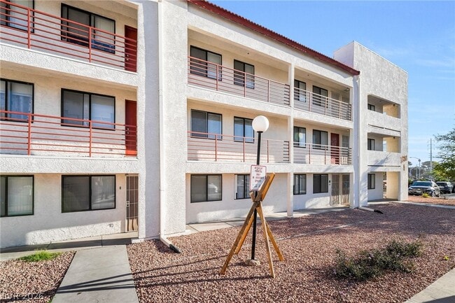 Building Photo - 1381 E University Ave. Unit 204