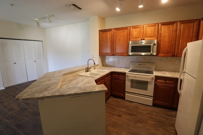 Building Photo - 625 Fairway Dr Unit 302 Rental