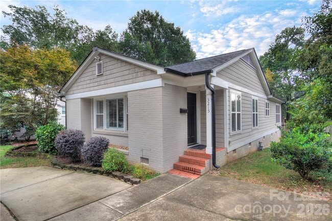Photo - 3215 Cambridge Rd