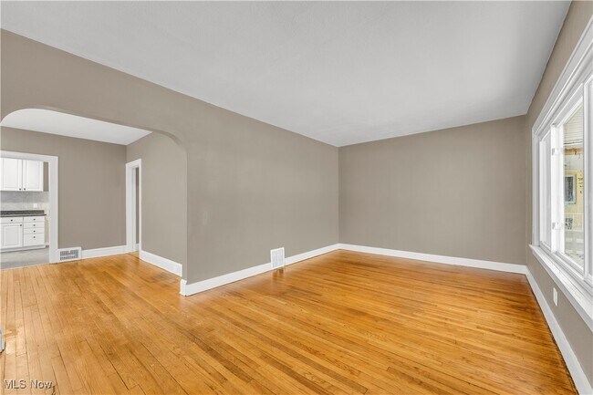 Photo - 10403 Russell Ave Unidad 1