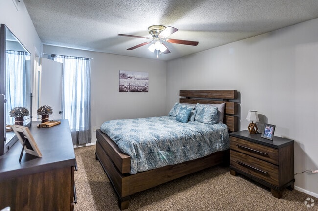 2 BR, 1.5 BA - 970SF