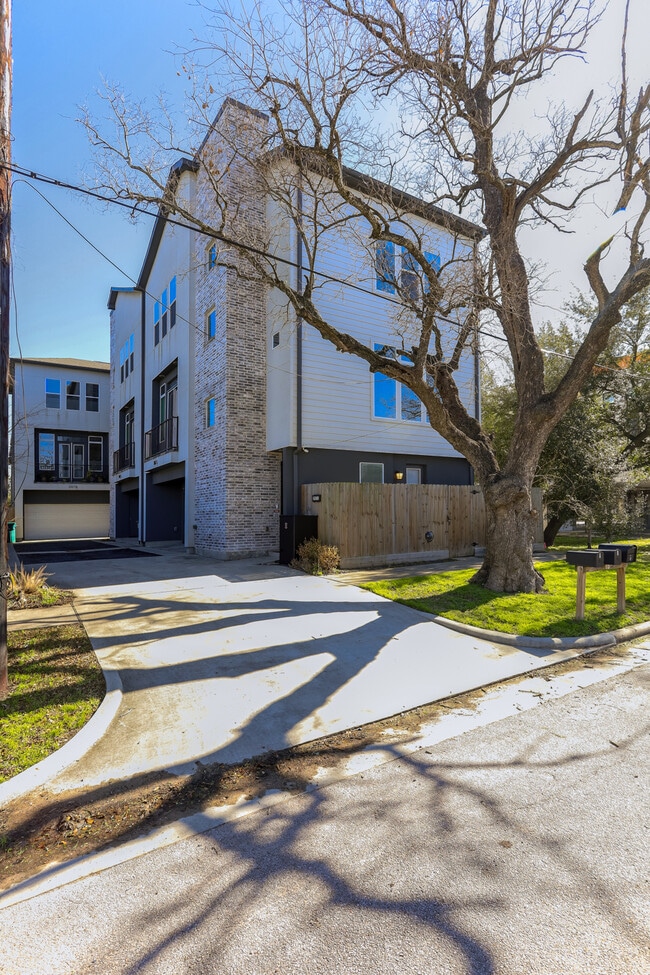 Shared Driveway - 3107 Saint Charles St Unit C