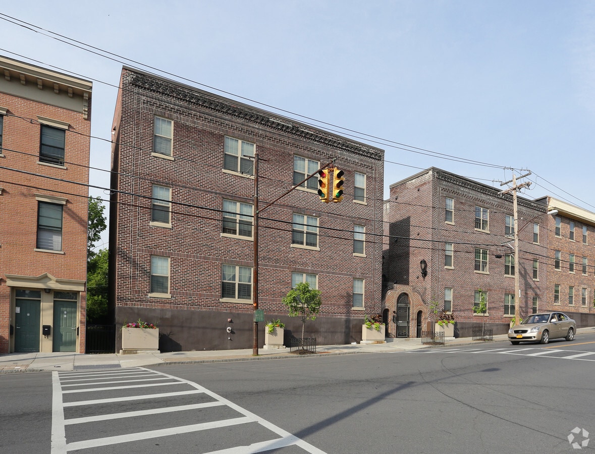 Photo - Eagle Court Apartments