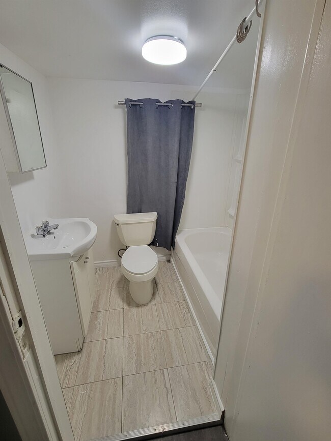 Photo - 242 Leslie St