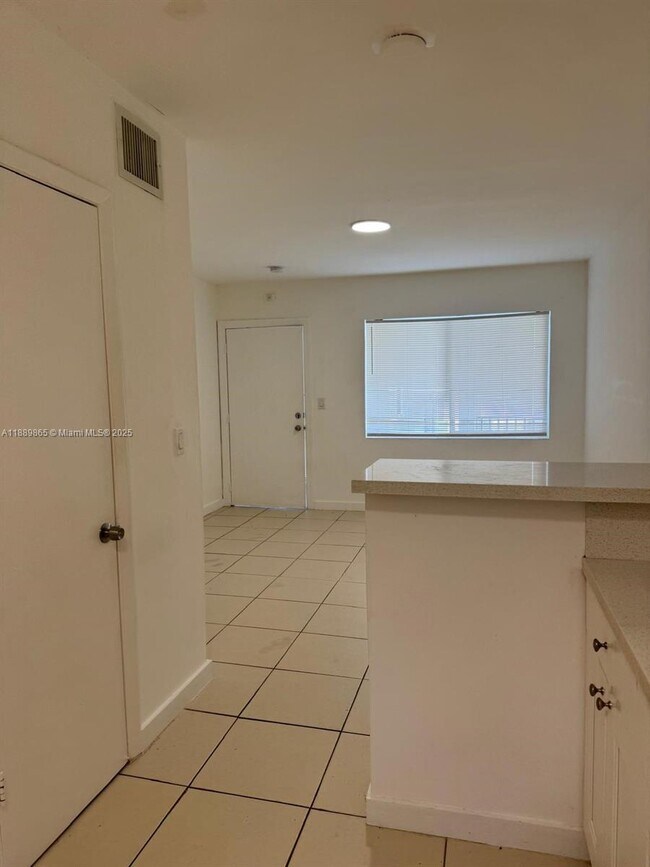 Photo - 680 NE 88th Terrace Unidad 9