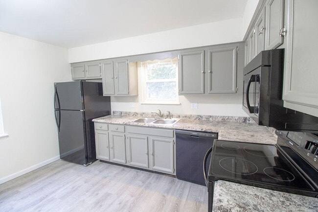 Building Photo - 2 1323