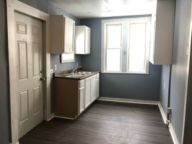 Building Photo - 3206 W 50th St Unit Down