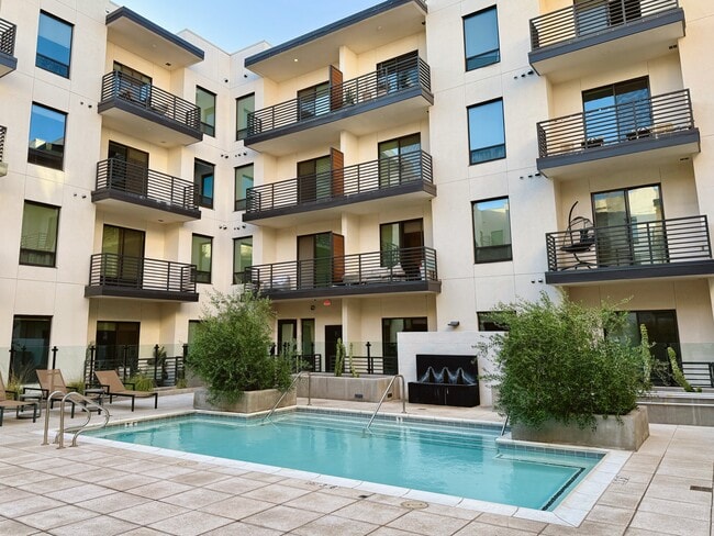 Building Photo - Sentral Old Town Rental