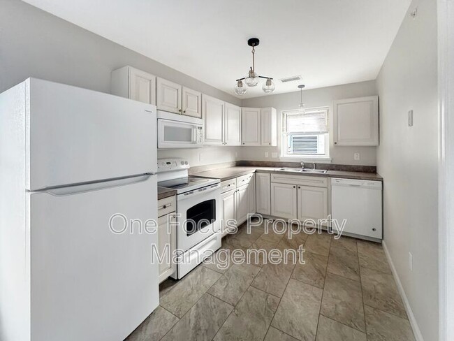 Building Photo - 414 W 4th St Unit 3 Rear