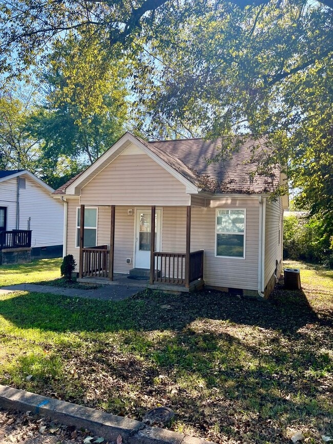 Building Photo - AVAILABLE NOW! 2 Bedroom Home on Main Street!