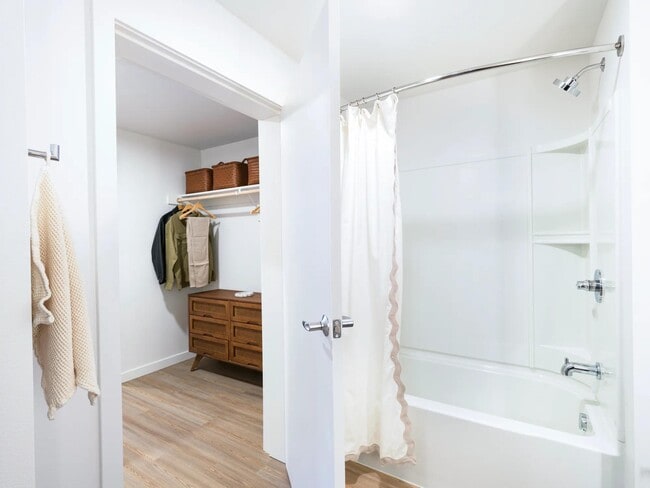 Optimice su rutina con un baño de doble acceso que cuenta con un espacioso armario de paso.