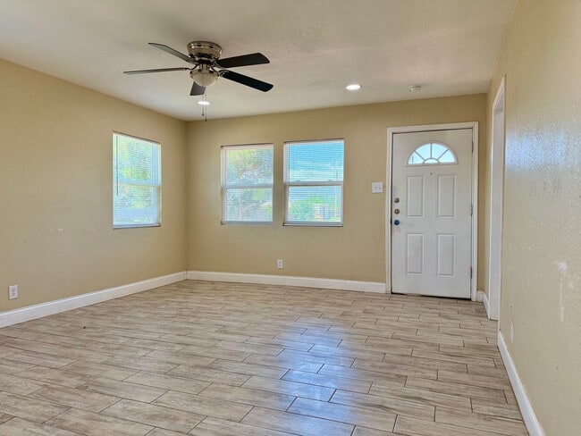 Photo - 609 Howard Dr