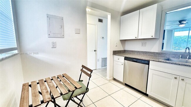 Photo - 3750 NE 170th St Unidad 3750 NE 170th St # 208