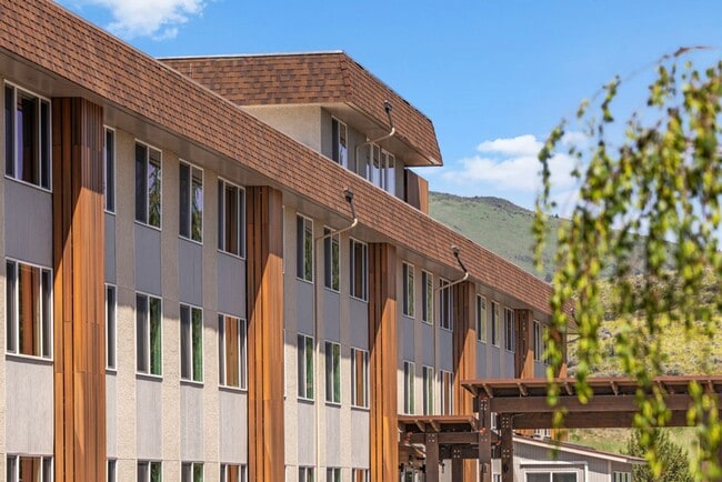Building Photo - Shorter term leases welcome! - 1 bed 1 bath apartment