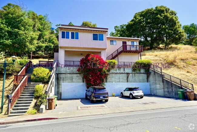 Building Photo - Quality Duplex, Right Near Downtown! Rental
