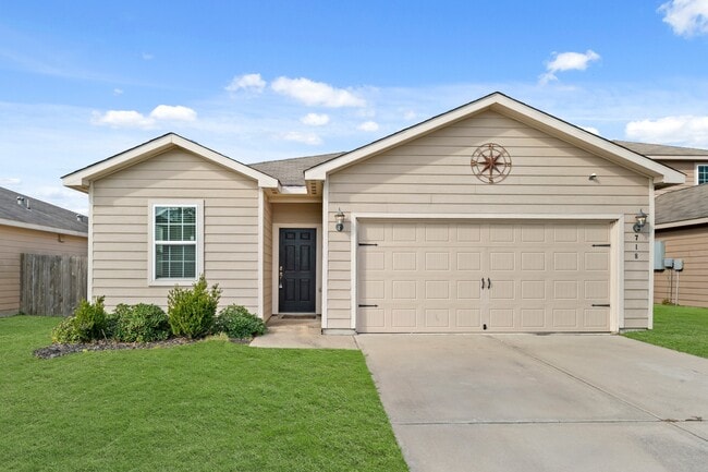 Building Photo - 718 Crystal Lakes Dr