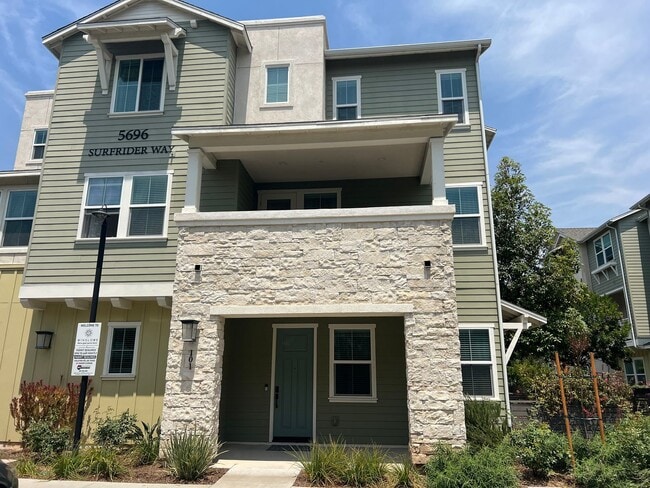 Building Photo - Spacious 4 Bedroom, 3.5 Bath Townhome in G...