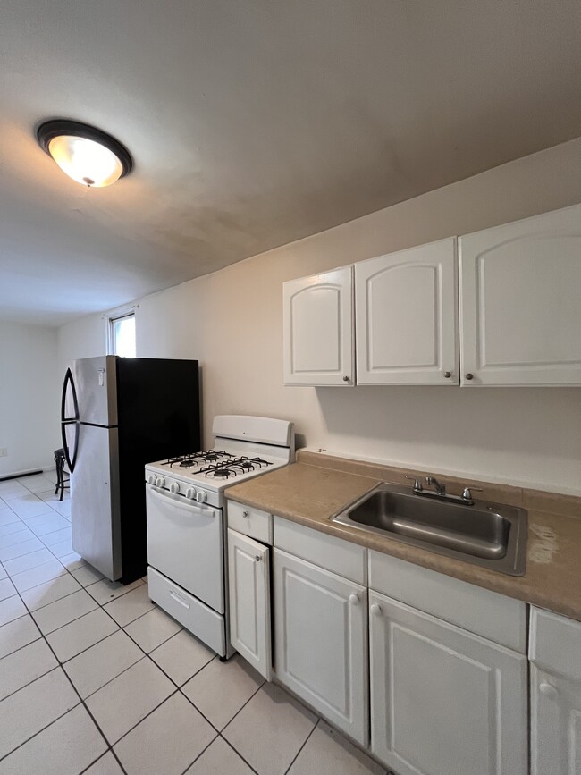 Building Photo - 92 Armstrong Ave Unit 4 Rental