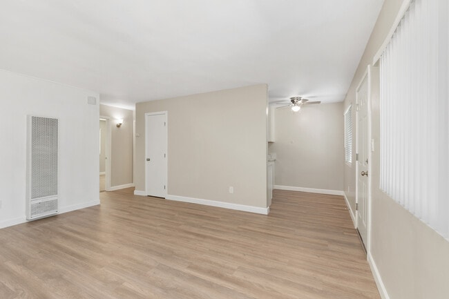 Planta B, 2 habitaciones, 1 baño, 738 pies cuadrados - Sala de estar - NC18 Apartments