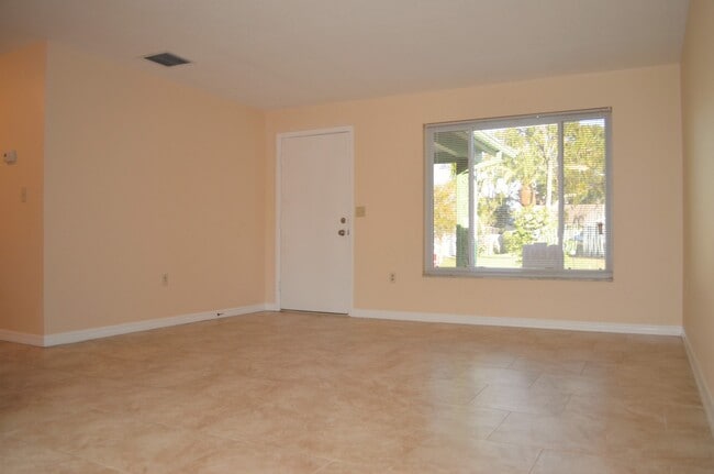 Photo - Beautiful upgraded home in Great Neighborhood! AVAILABLE IN DECEMBER!