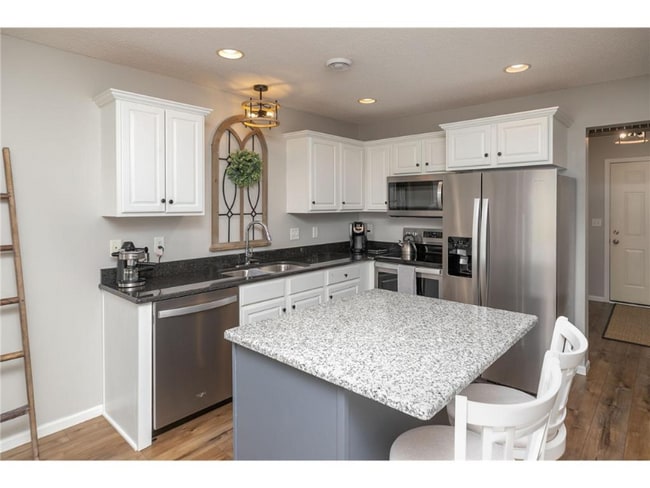 Photo - 578 Pointe Ct SW