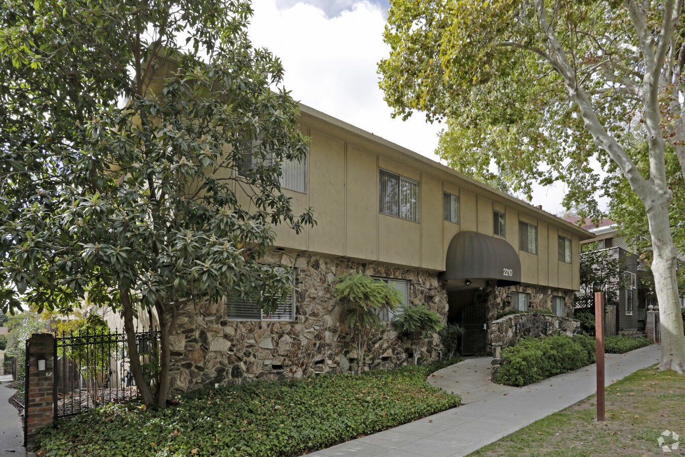 Lions Court - Lions Court Apartments