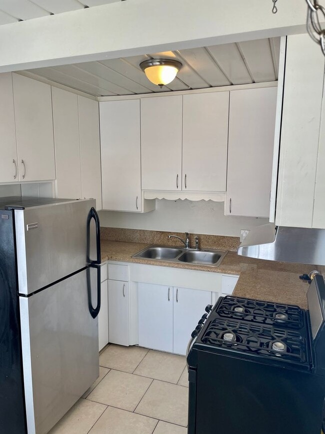 Photo - FIRST MONTH FREE! 2-Bedroom Apartment in the Heart of Pacific Beach – Walk to the Ocean! Unit 923 1/2