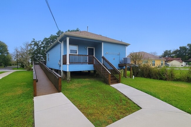 Photo - 649 W 18th St