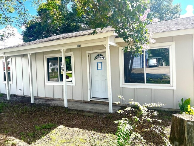 Photo - 104 Peach St