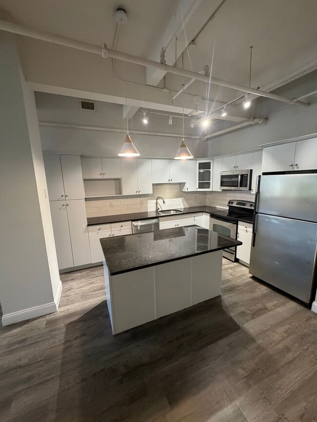 Building Photo - 24 Mt Vernon St Unit 401
