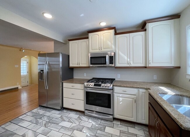 Photo - 405 Hyde Park Dr