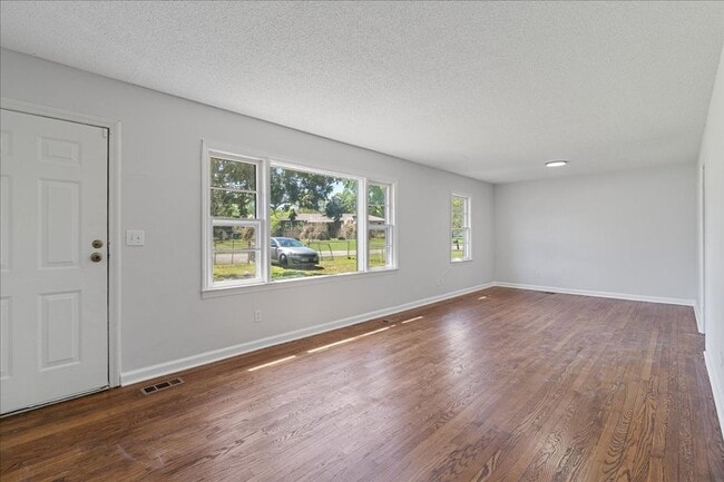 Photo - Newly renovated 3bed 1beath for rent!