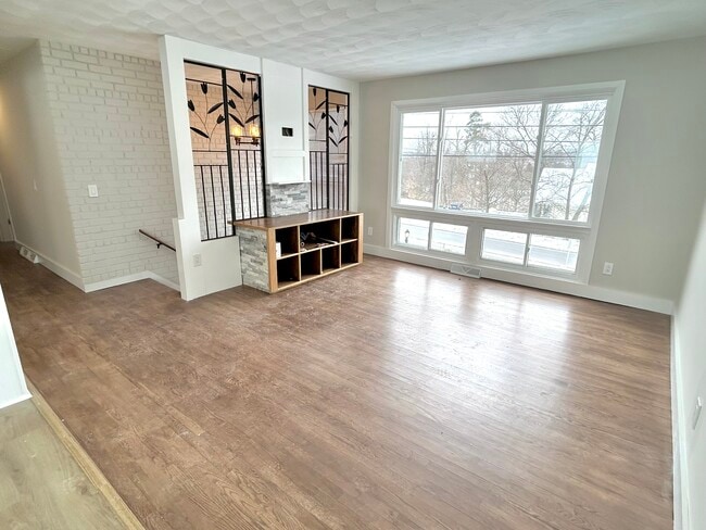 Building Photo - 306 Hooper Rd Unit #1