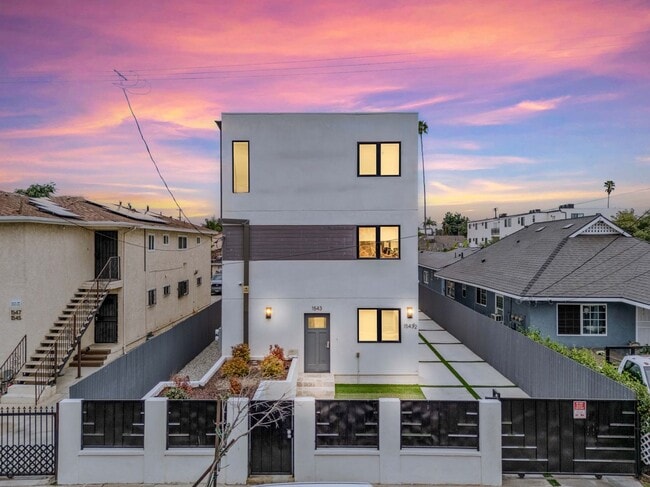 1543 W. 37th Pl Los Angeles, CA 90018
