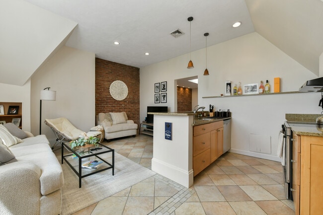 Photo - 1774 Beacon St Unidad 6