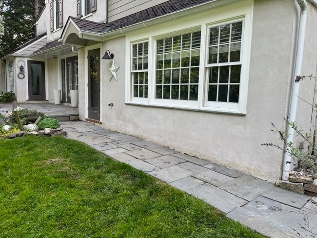 Entrance - 2 River Rd Unit Apt 2