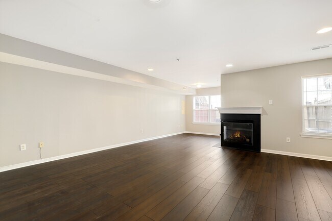 ESPACIO PARA VIVIR EN EL SÓTANO - 9705 Tulip Tree Dr