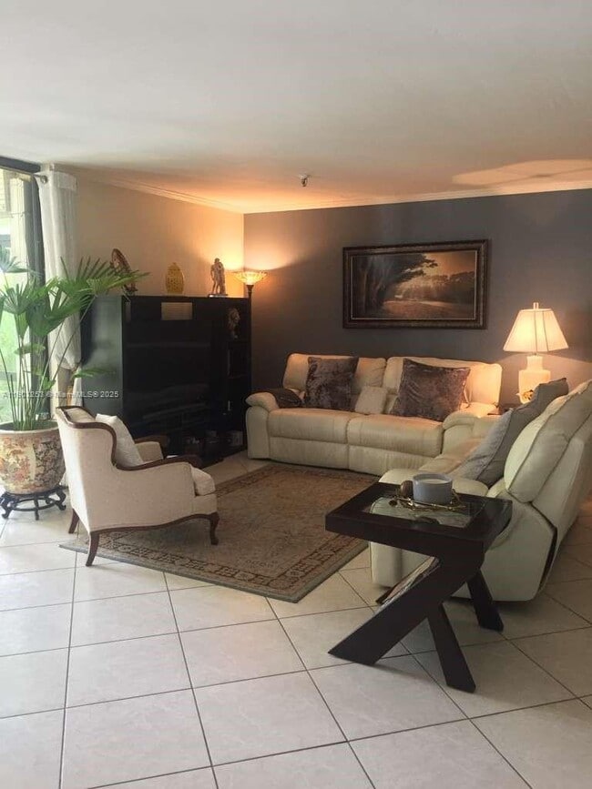 Photo - 671 NE 195th St Unidad 121E