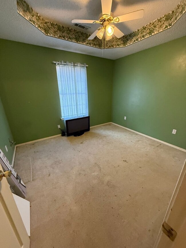 Photo - 3 Bed 2 Bath House with 2 Car Garage.  Has Gas Heat