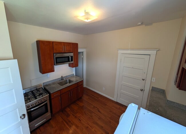 2122 Dwight Way