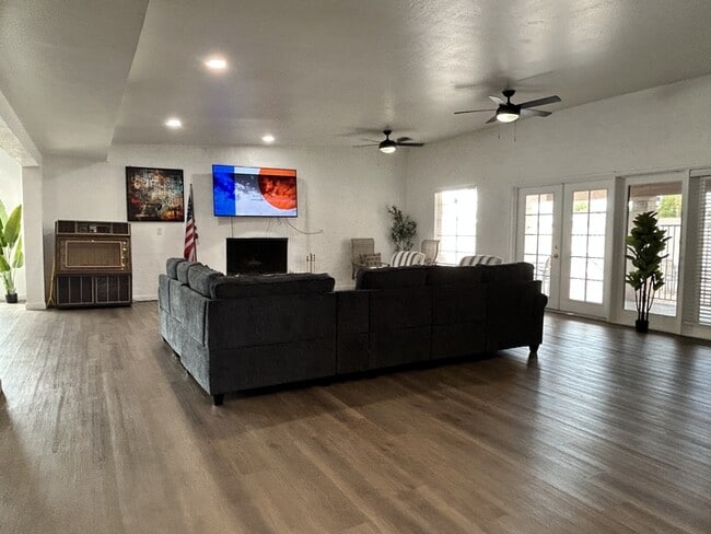 Photo - 4400 W Missouri Ave
