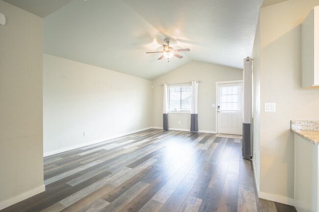 Photo - 423 Hollyhock Ln